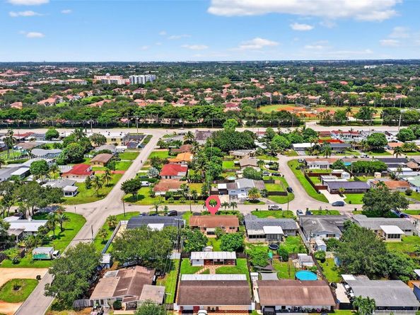 7740 NW 15th Ct, Pembroke Pines FL 33024