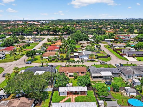 7740 NW 15th Ct, Pembroke Pines FL 33024