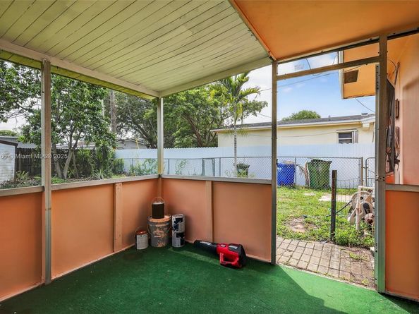 7740 NW 15th Ct, Pembroke Pines FL 33024