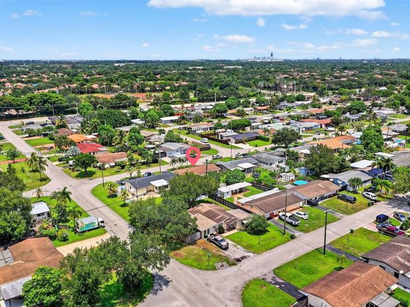7740 NW 15th Ct, Pembroke Pines FL 33024