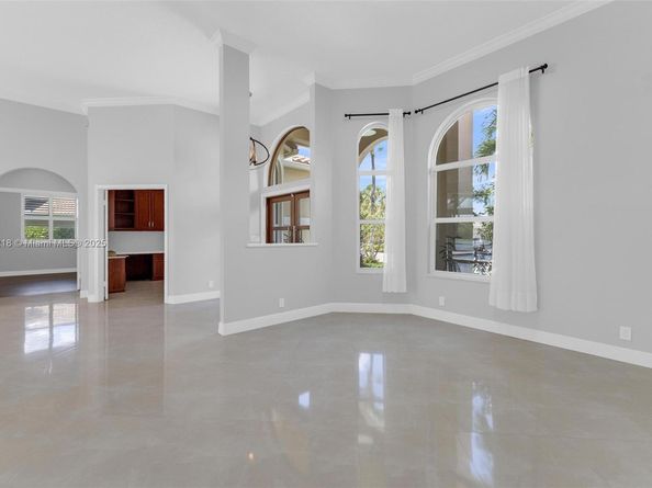 2715 Edgewater Ct, Weston FL 33332