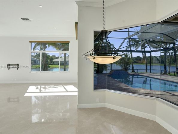 2715 Edgewater Ct, Weston FL 33332