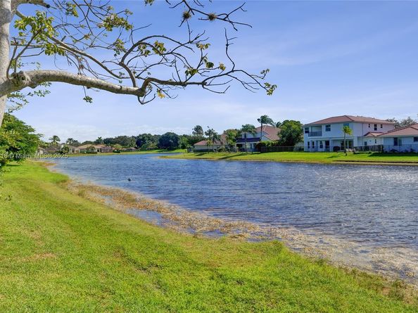 2715 Edgewater Ct, Weston FL 33332