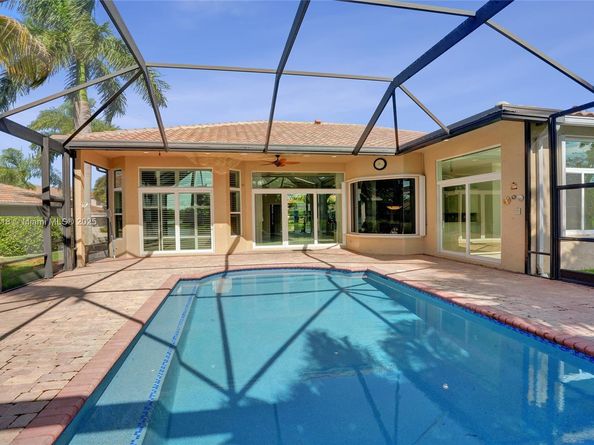 2715 Edgewater Ct, Weston FL 33332