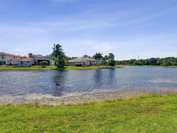 2715 Edgewater Ct, Weston FL 33332