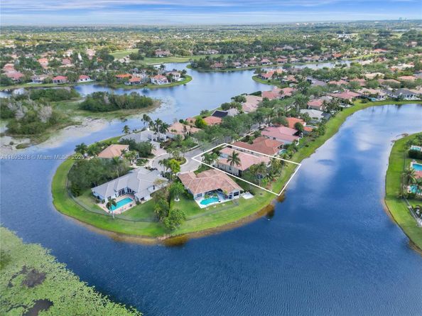 2715 Edgewater Ct, Weston FL 33332