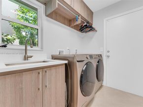 2715 Edgewater Ct, Weston FL 33332