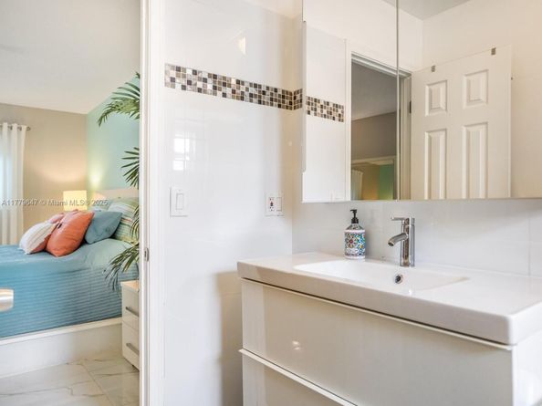 5121 W Oakland Park Blvd 205, Lauderdale Lakes FL 33313