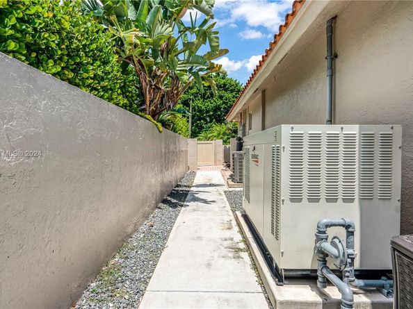 34 Pelican Dr, Fort Lauderdale FL 33301