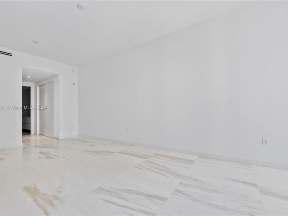 300 Biscayne Blvd Way 2702, Miami FL 33131