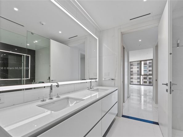 300 Biscayne Blvd Way 2702, Miami FL 33131