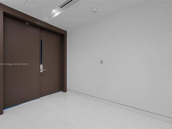 300 Biscayne Blvd Way 2702, Miami FL 33131