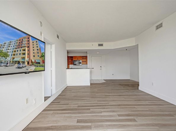2775 NE 187th St 202, Aventura FL 33180