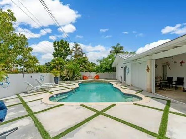 323 NW 136th Pl, Miami FL 33182