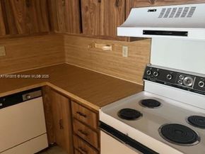 200 Lakeview Dr 102, Weston FL 33326