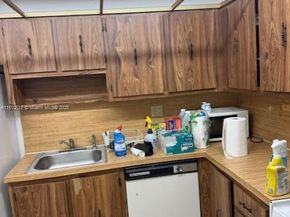 200 Lakeview Dr 102, Weston FL 33326