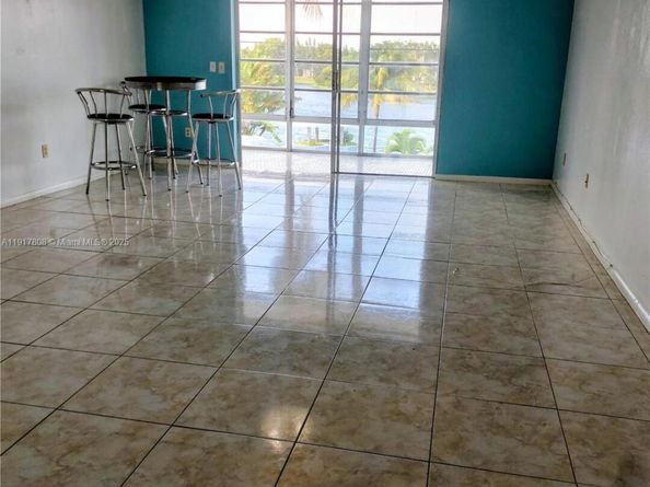 877 NE 195th St 318, Miami FL 33179