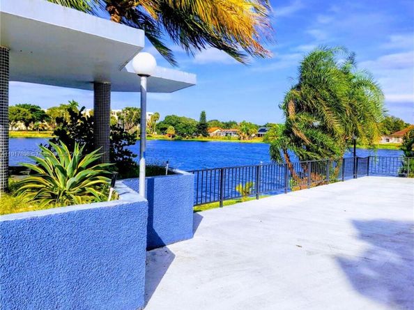 877 NE 195th St 318, Miami FL 33179