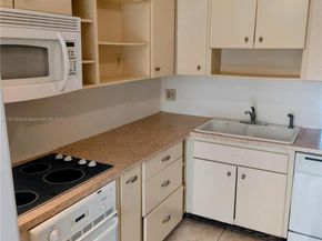 877 NE 195th St 318, Miami FL 33179