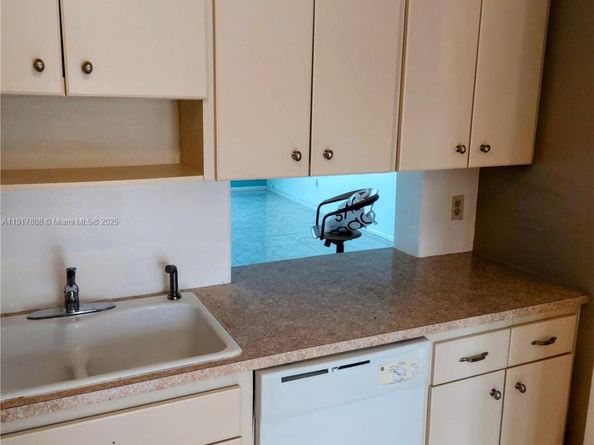 877 NE 195th St 318, Miami FL 33179