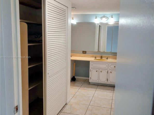 877 NE 195th St 318, Miami FL 33179