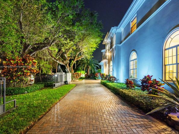 9076 SW 59th Ct, Pinecrest FL 33156