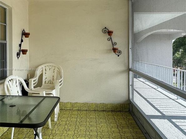 501 Blue Heron Dr 313A, Hallandale Beach FL 33009