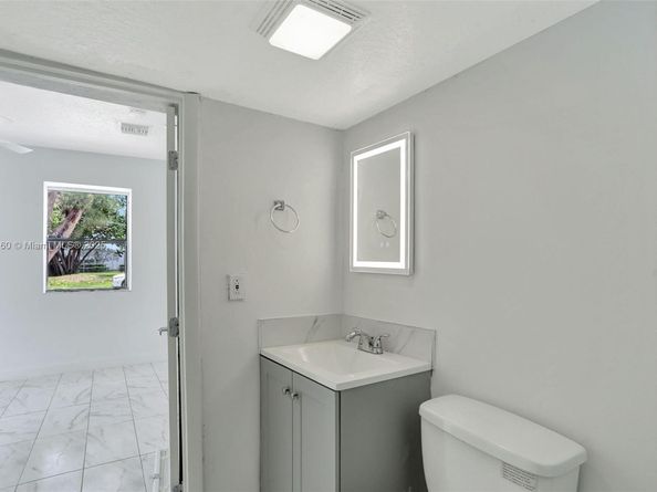 2701 NW 18th Ter, Oakland Park FL 33311