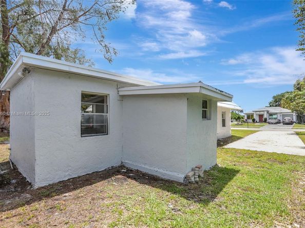 2701 NW 18th Ter, Oakland Park FL 33311