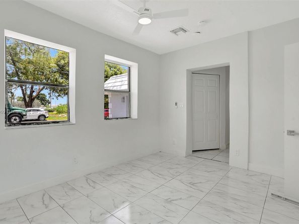 2701 NW 18th Ter, Oakland Park FL 33311
