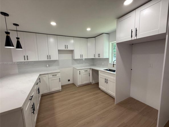 427 NW 82nd Ter, Miami FL 33150