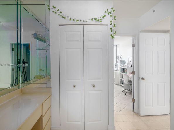 3731 N Country Club Dr 1927, Aventura FL 33180