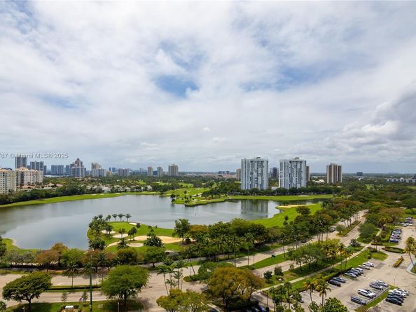 3731 N Country Club Dr 1927, Aventura FL 33180