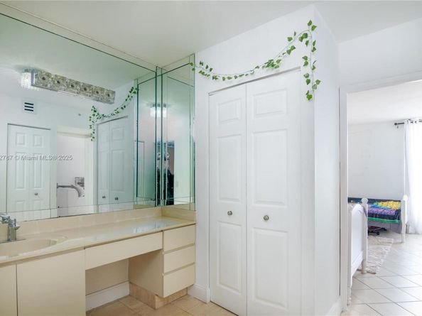 3731 N Country Club Dr 1927, Aventura FL 33180