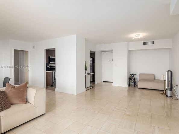 3731 N Country Club Dr 1927, Aventura FL 33180
