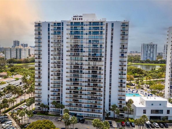3731 N Country Club Dr 1927, Aventura FL 33180