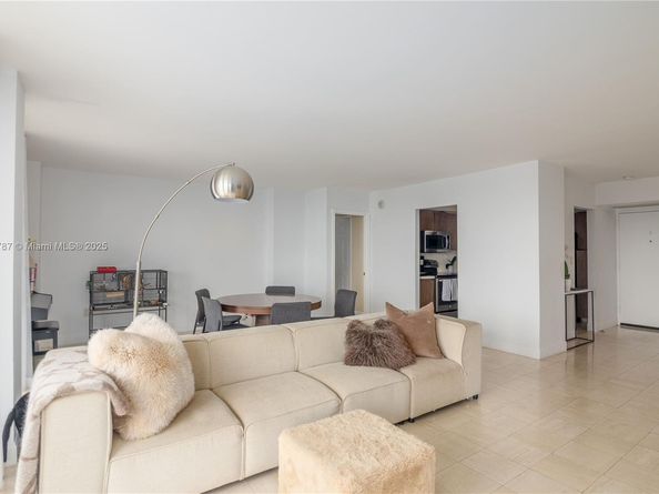3731 N Country Club Dr 1927, Aventura FL 33180