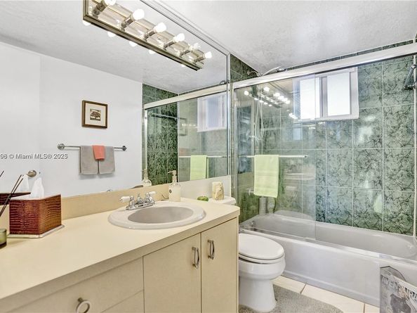 1000 NE 191st St 21, Miami FL 33179