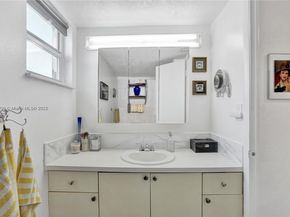 1000 NE 191st St 21, Miami FL 33179