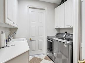 10813 Blackhawk St, Plantation FL 33324