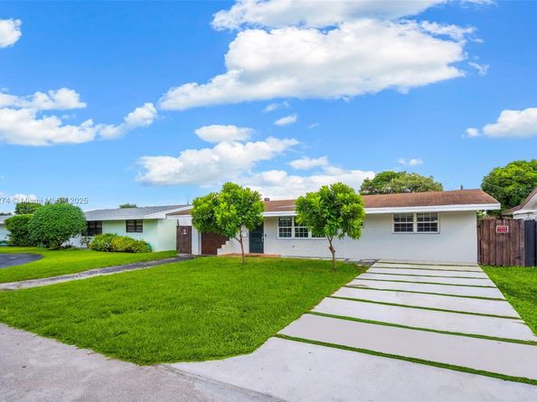 7831 NW 11th St, Pembroke Pines FL 33024