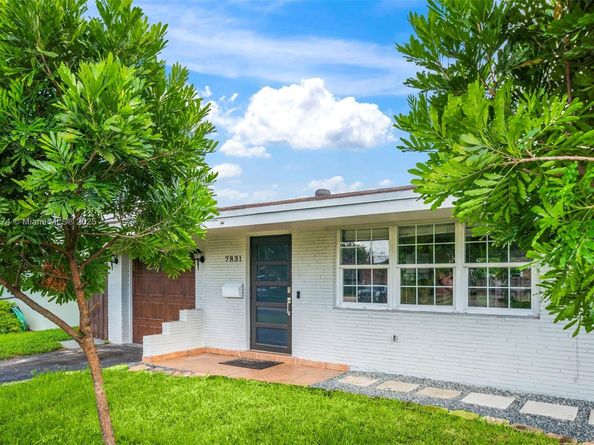 7831 NW 11th St, Pembroke Pines FL 33024