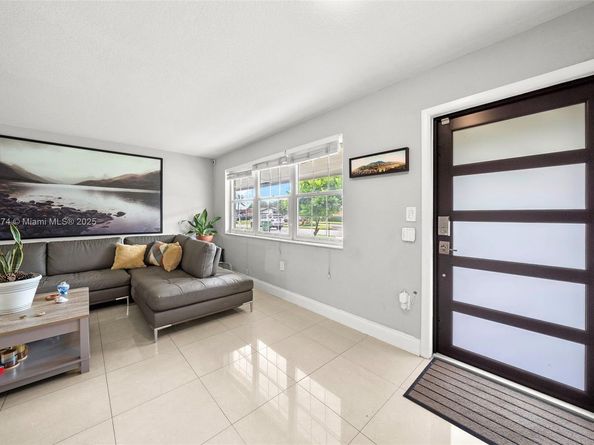 7831 NW 11th St, Pembroke Pines FL 33024
