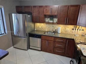 423 Lakeview Dr 101, Weston FL 33326