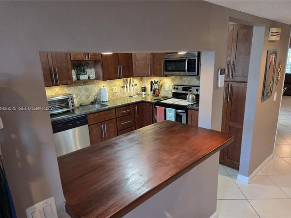 423 Lakeview Dr 101, Weston FL 33326