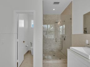 933 Falling Water Rd, Weston FL 33326