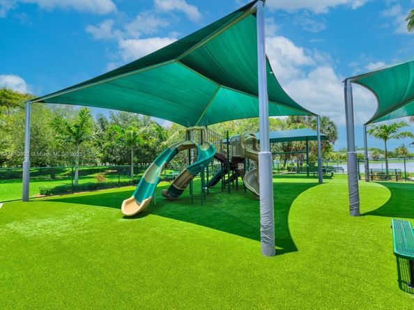 933 Falling Water Rd, Weston FL 33326