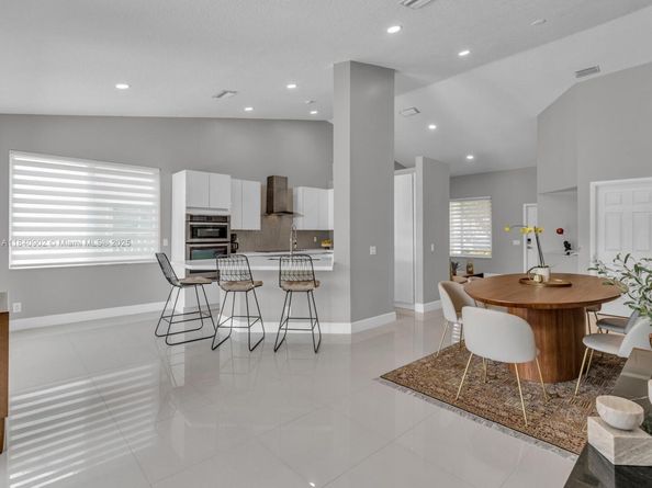933 Falling Water Rd, Weston FL 33326