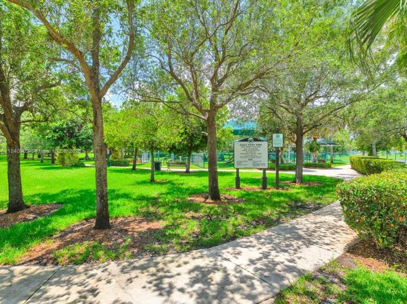 933 Falling Water Rd, Weston FL 33326
