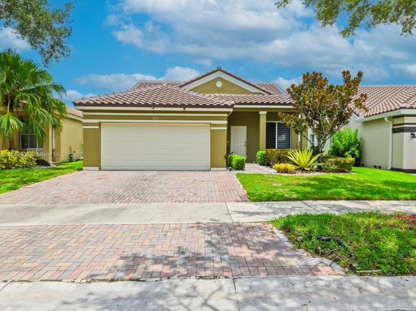 933 Falling Water Rd, Weston FL 33326